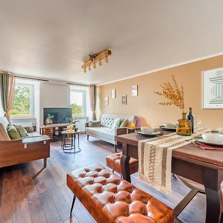 Havre De Paix Au Pied Du Chateau Et Des Remparts