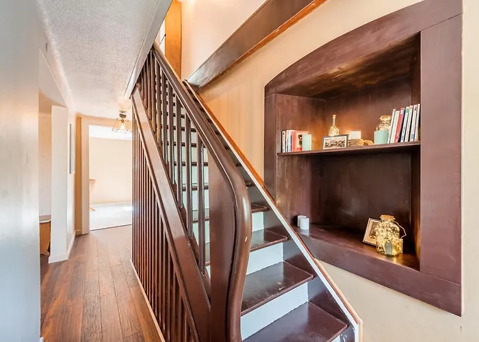 Havre De Paix Au Pied Du Chateau Et Des Remparts